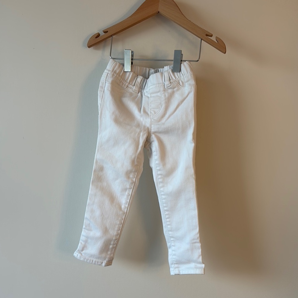 GAP White Slim Straight-Leg Jeans for a Classic Look